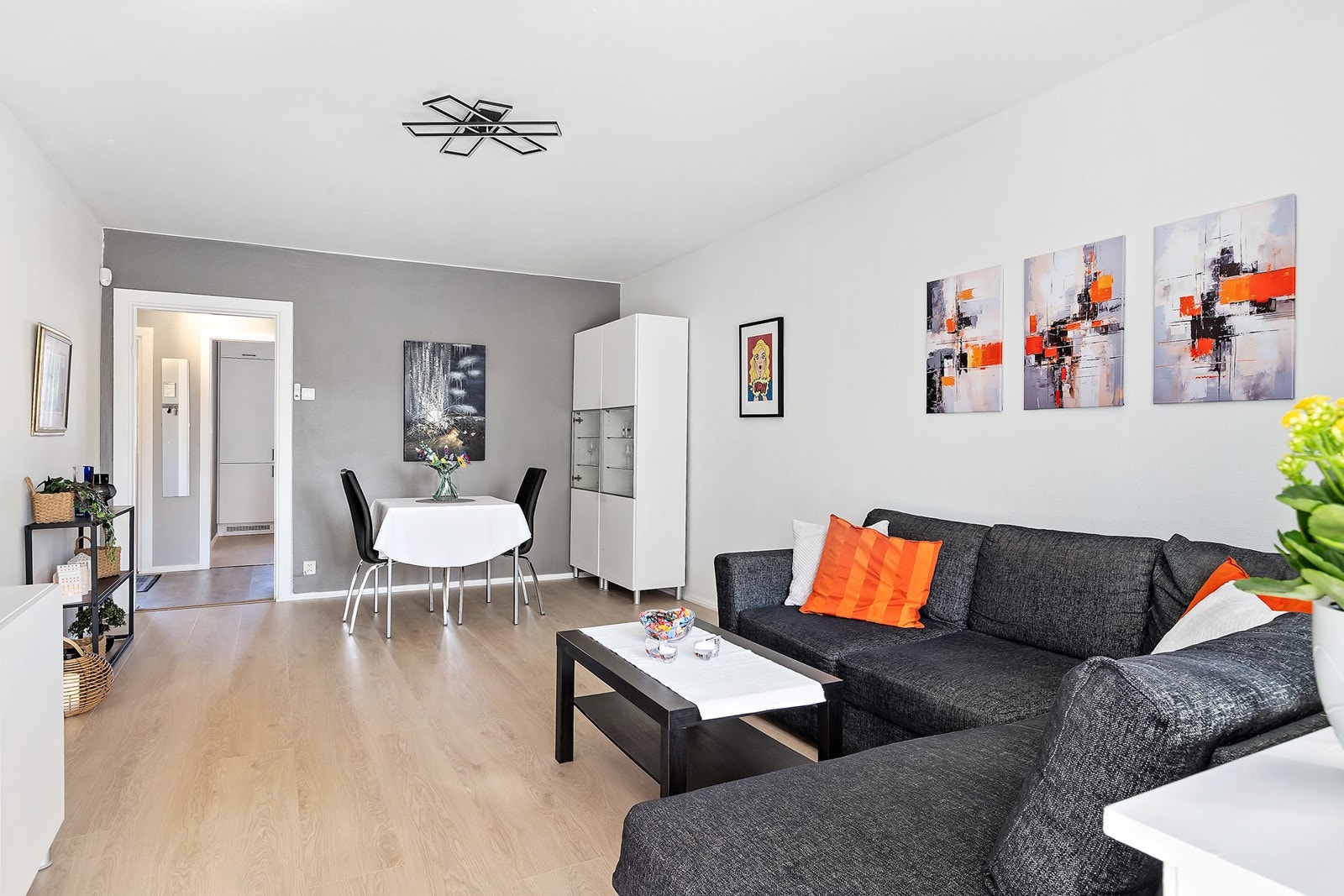 Fine møbleringsmuligheter med god plass til sofagruppe, spisebord samt øvrig møblement. Galleribilde