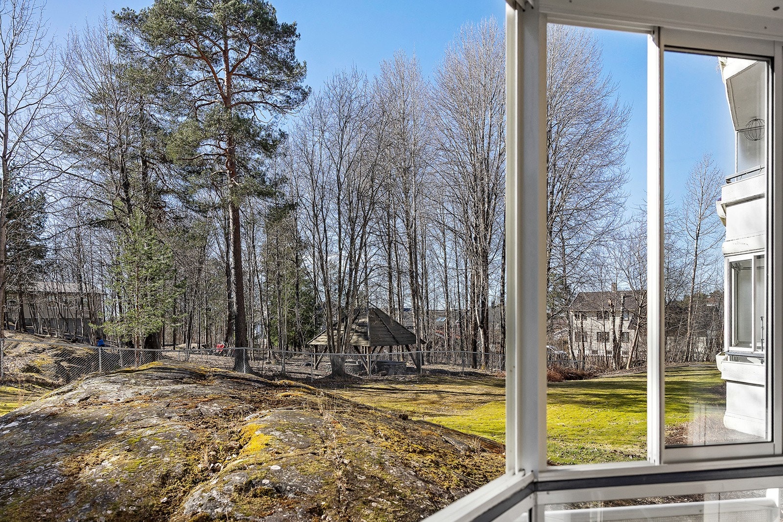 Fra balkongen ser du ut mot et hyggelig skogsområde Galleribilde