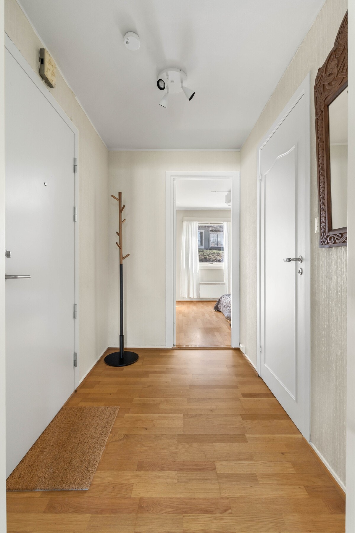 Gang med plass til å henge fra seg yttertøy og sette fra seg sko. Galleribilde