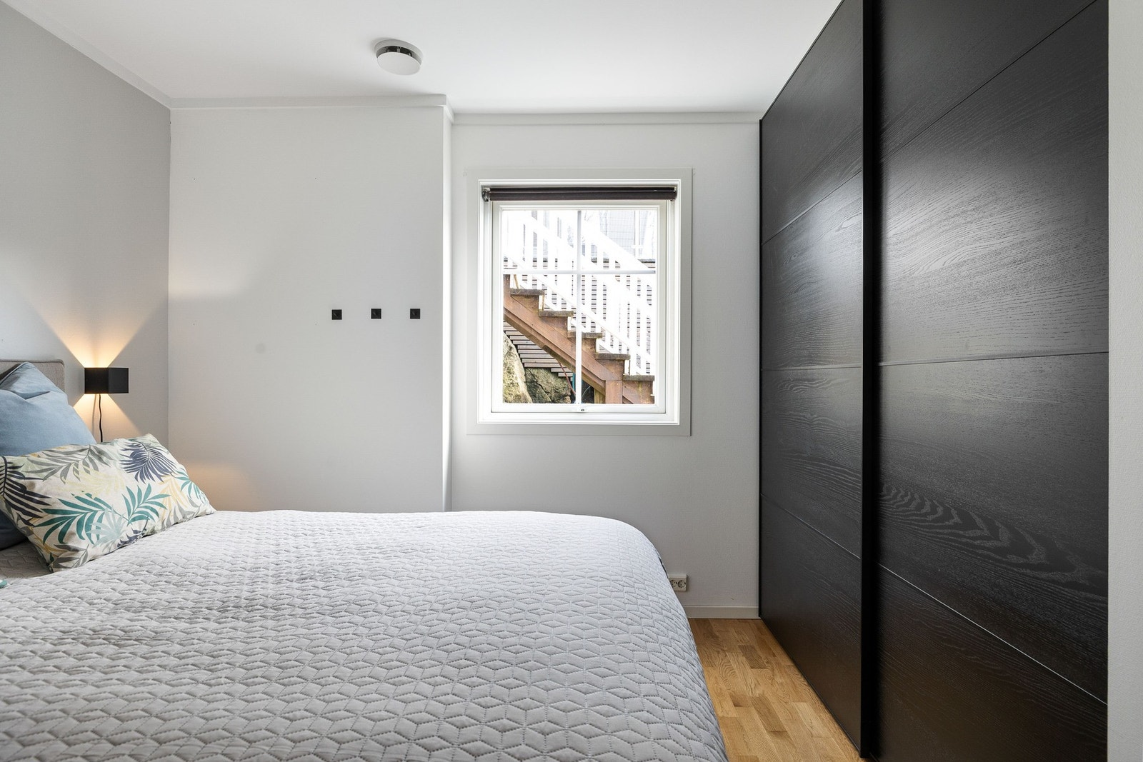 Soverom med romslig skyvedørsgarderobe. Galleribilde