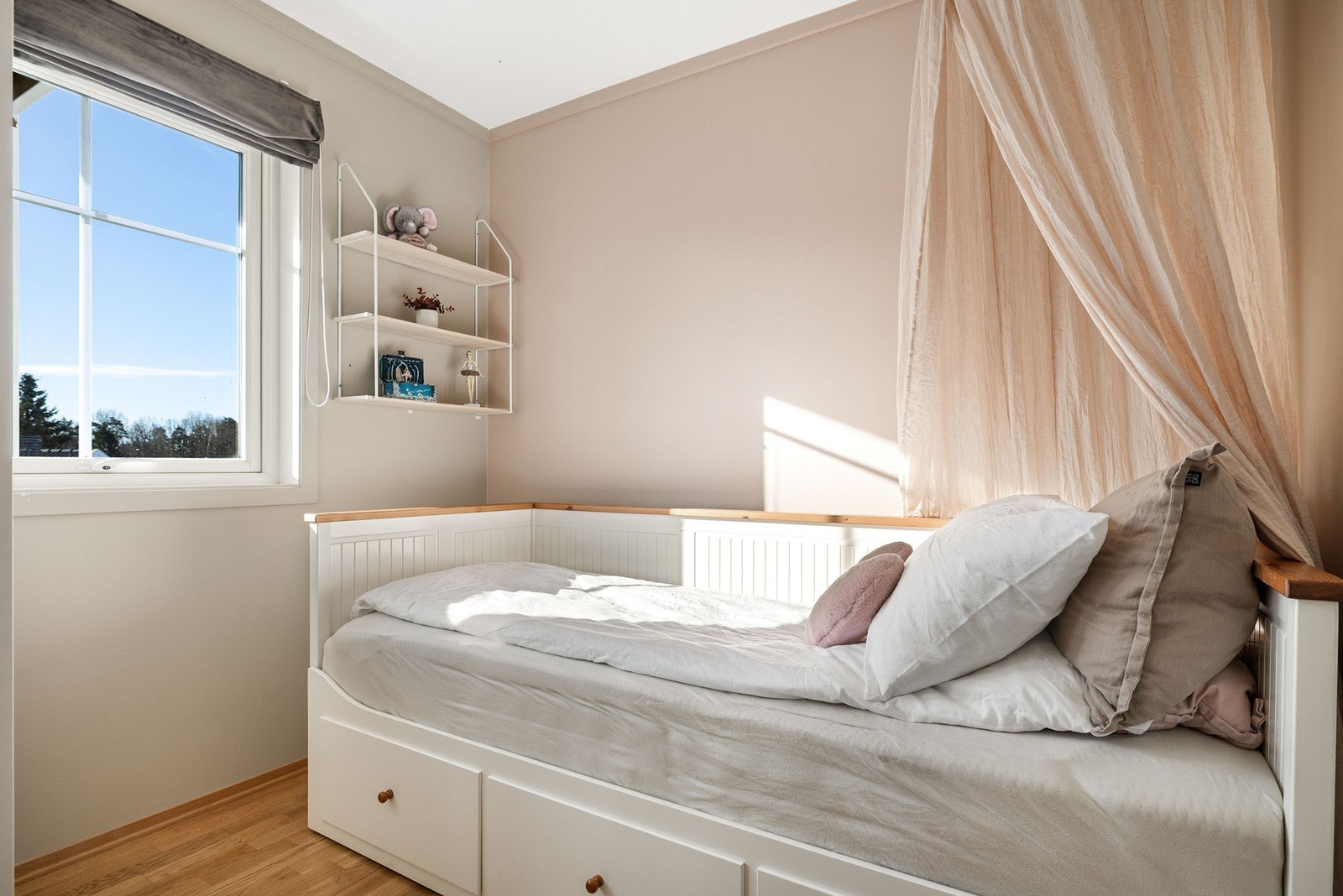 Soverom som har plass til enkeltseng og er godt egnet til gjesterom eller barnerom. Galleribilde