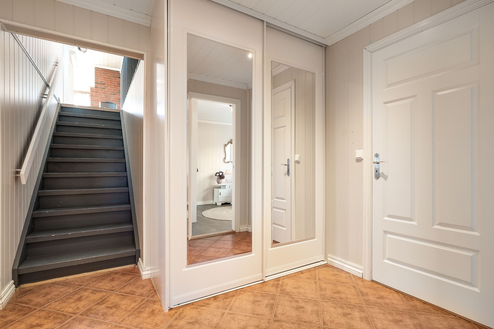 Gang med garderobeskap og trapp til stuen. Galleribilde