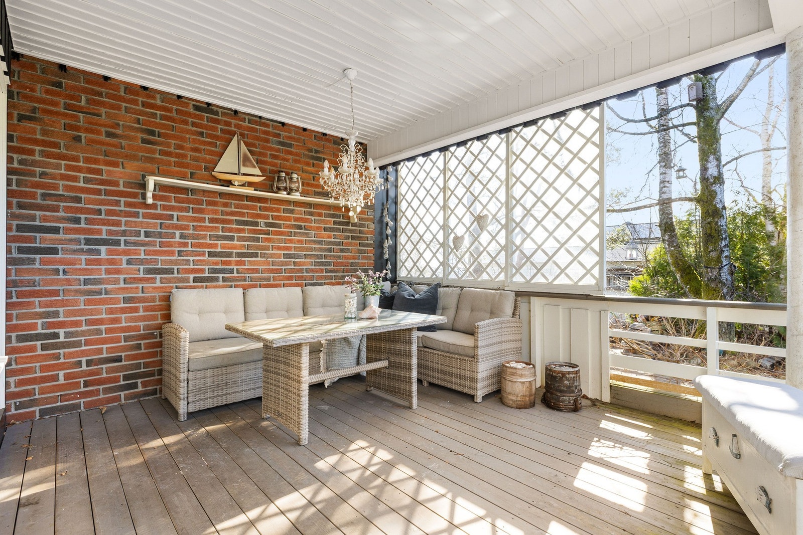 Innebygd terrasse med god plass til utemøbler. Galleribilde
