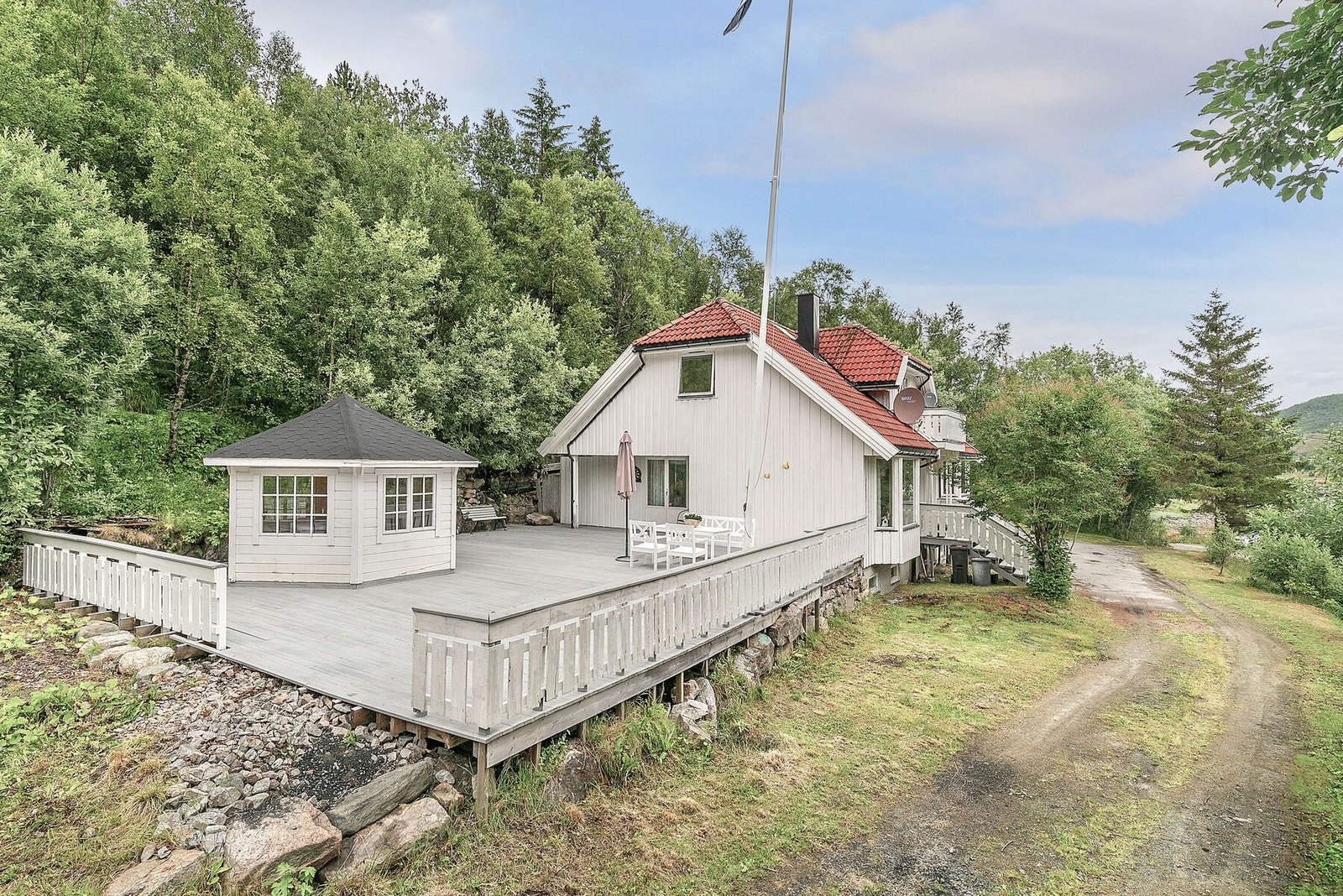 Eiendommen ligger fint og usjenert til ved Vargfjorden. Galleribilde