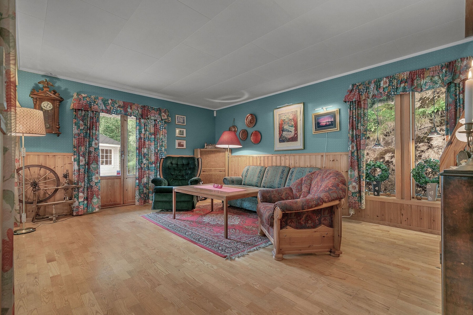 Stue med parkett på gulv og gode møbleringsmuligheter Galleribilde