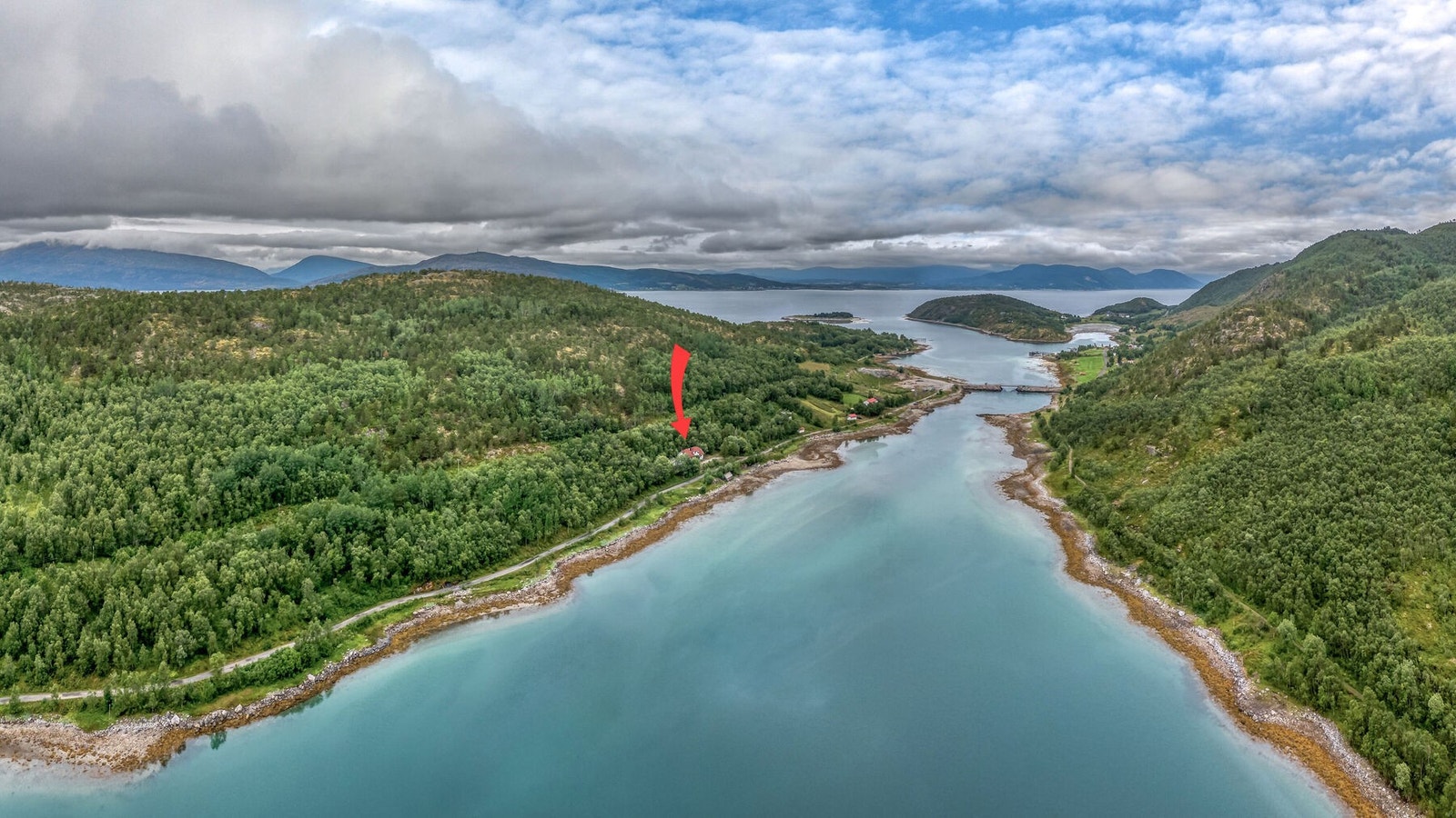 Fra eiendommen har du unik mulighet til et aktivt friluftsliv - både til lands og til vanns. Fra eiendommen er det ca 6 km til butikk. Galleribilde