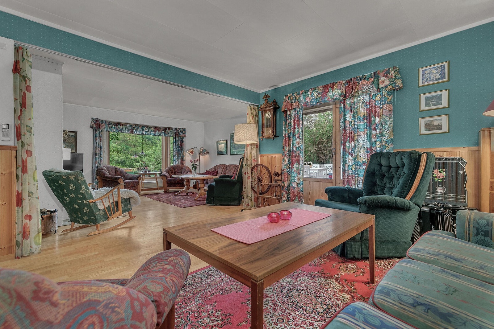 Fra stuen er det fin utsikt og utgang til stor terrasse Galleribilde