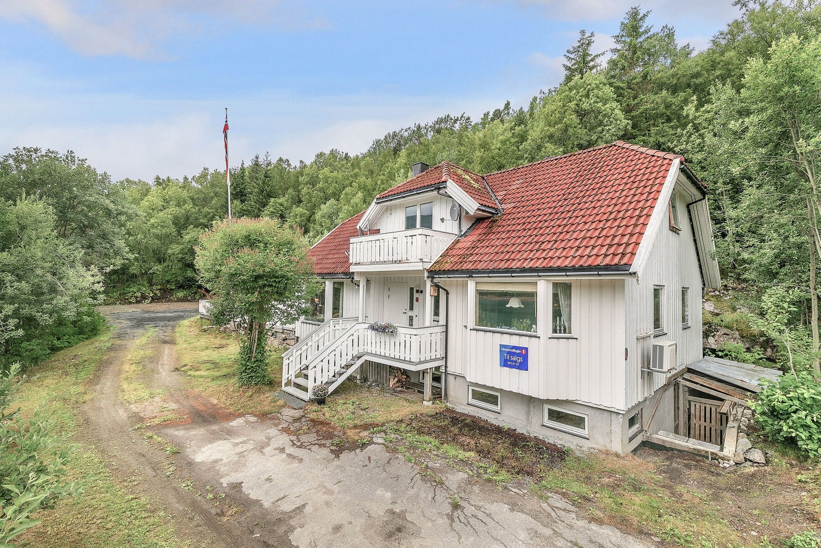 Velkommen til Vargfjordveien 545! Romslig og pen fritidsbolig med innlagt vann, strøm og bilvei helt frem. Fotograf: Kalle Punsvik Galleribilde