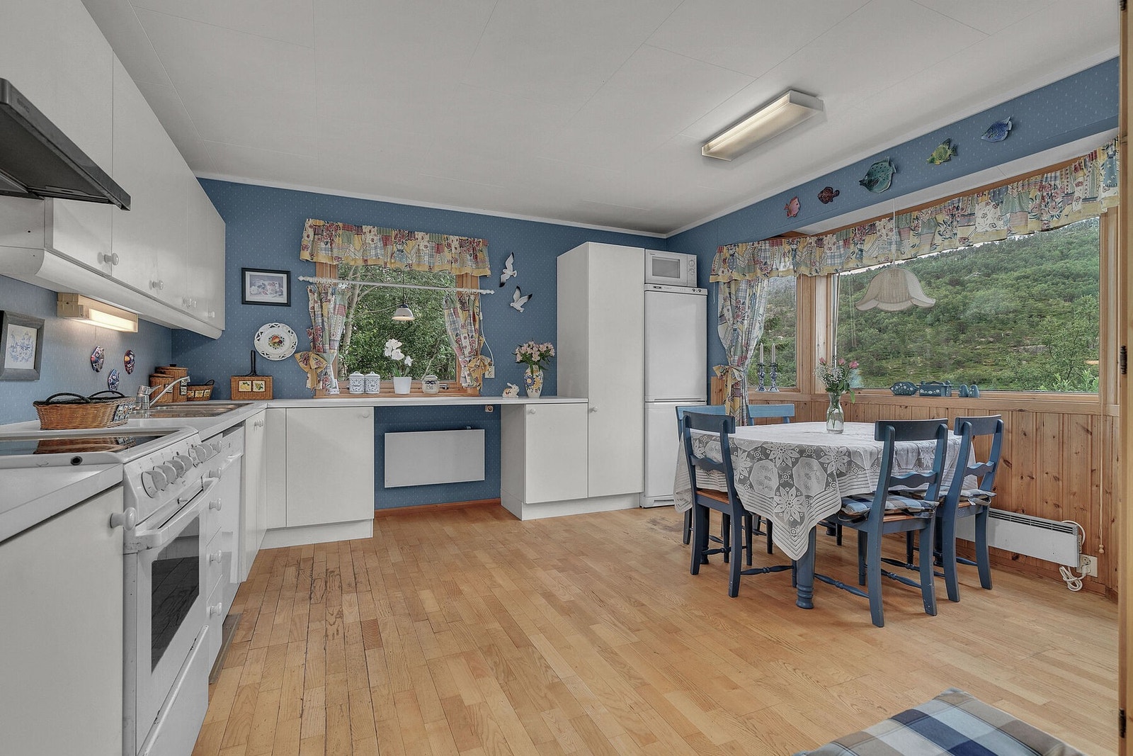 Romslig kjøkken med store vinduer som gir godt lysinnslipp og fin utsikt Galleribilde