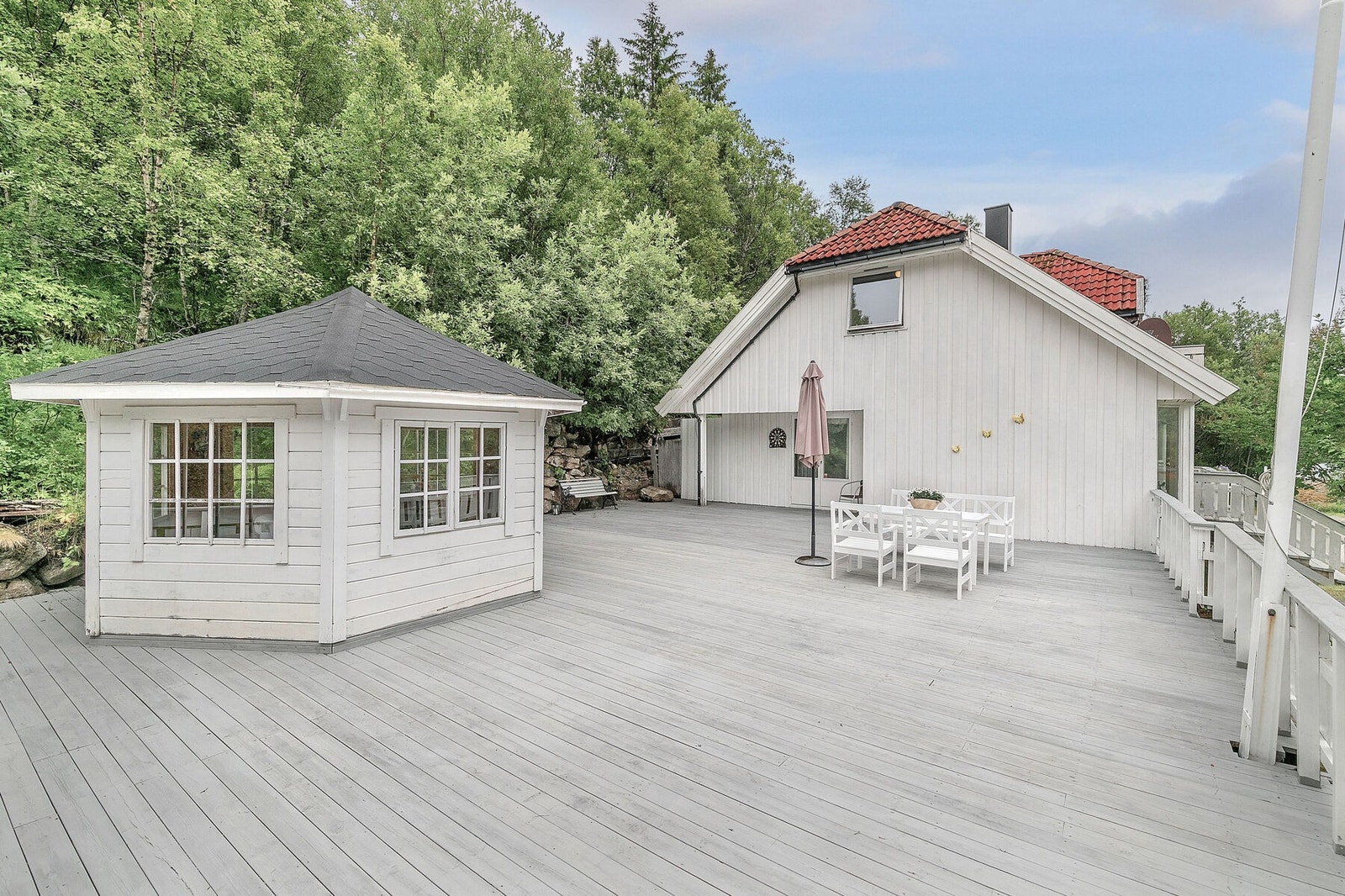 Terrasse med lysthus - her er det godt med plass til både familie og venner Galleribilde