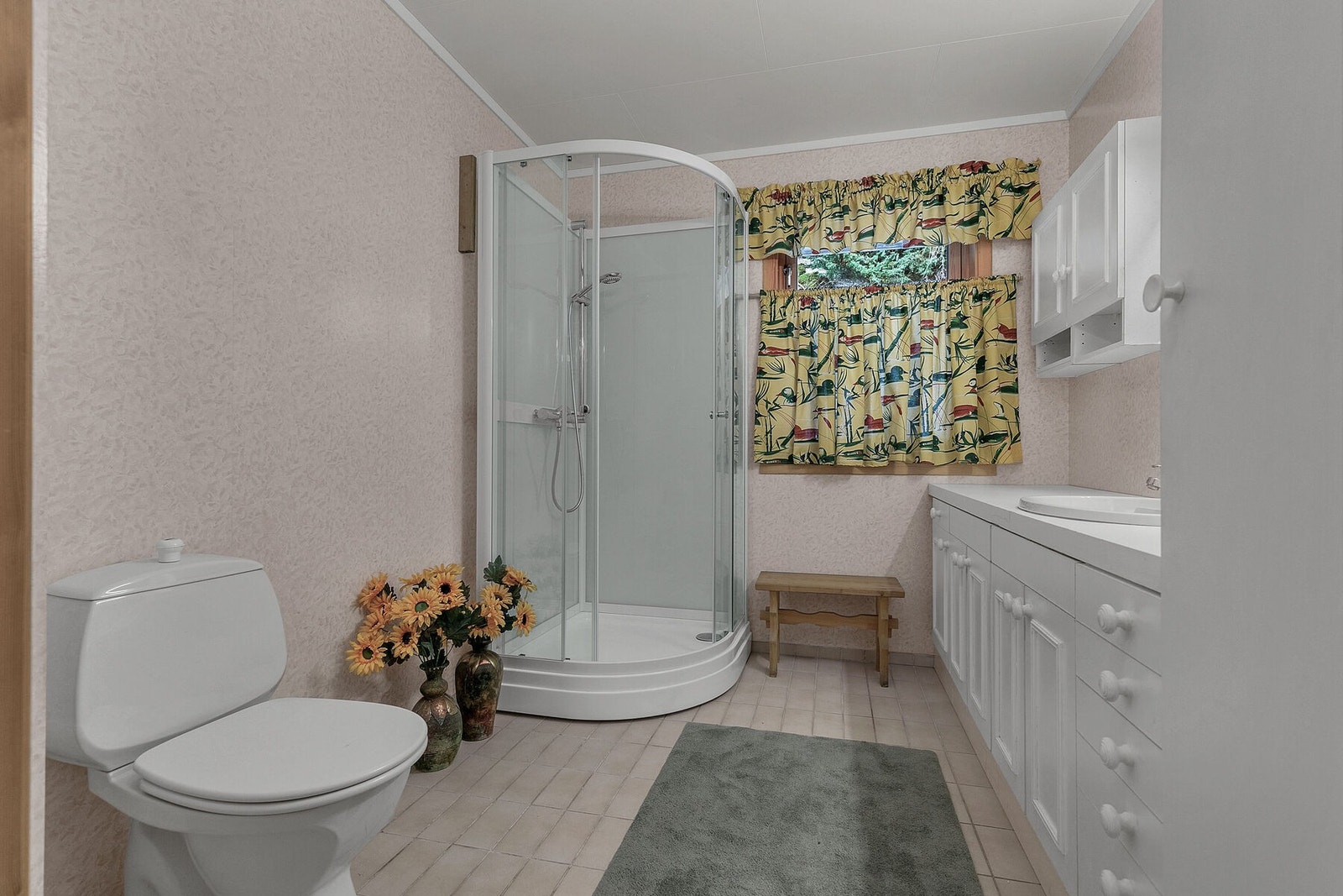 Bad med fliser på gulv Galleribilde