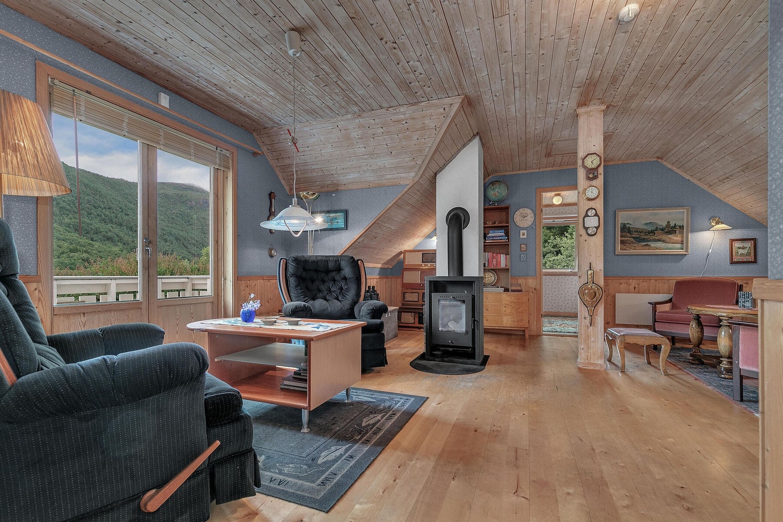 Loftstue med utgang til veranda, vedovn og nydelig utsikt - her kan du virkelig nyte livet Galleribilde