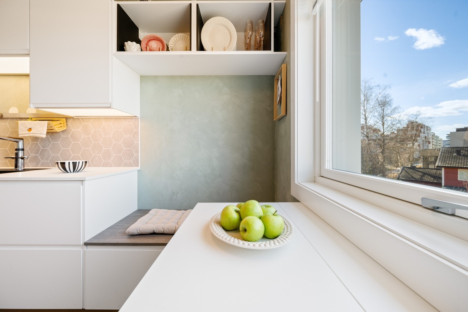 Gode oppbevaringsløsninger med både overskap og åpne hyller. Galleribilde