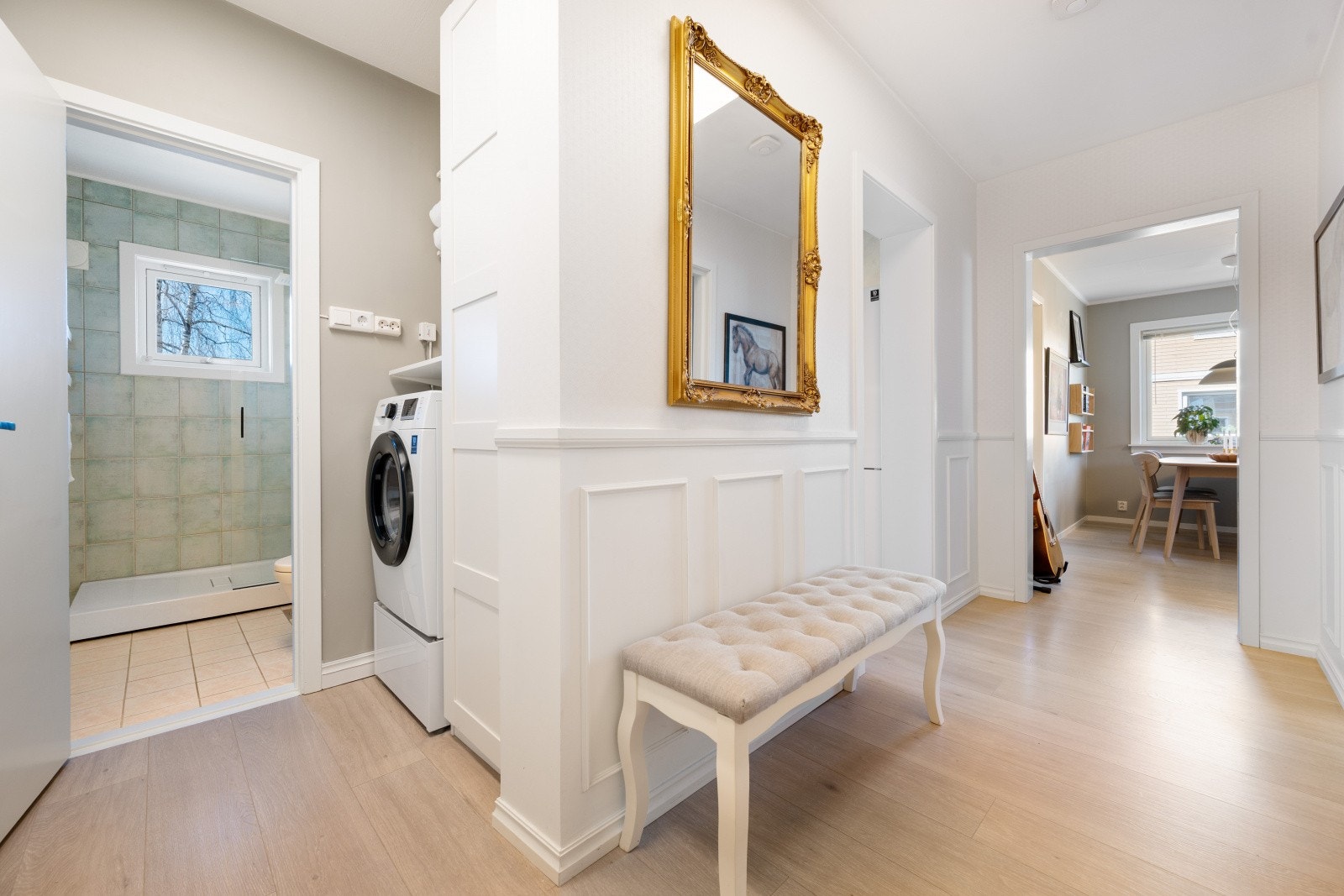 Gangen er lys og innbydende med klassisk brystningspanel som gir rommet karakter. Galleribilde