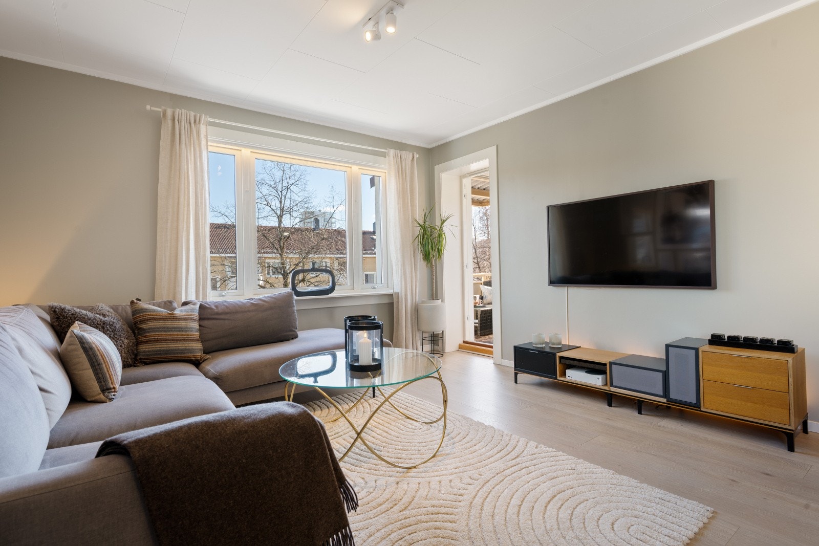 Fra stuen er det utgang til balkongen. Galleribilde