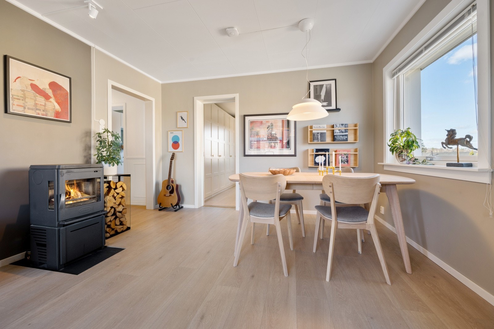 Spisestuen har en naturlig plassering i rommet, med en peisovn som gir ekstra varme og hygge. Galleribilde