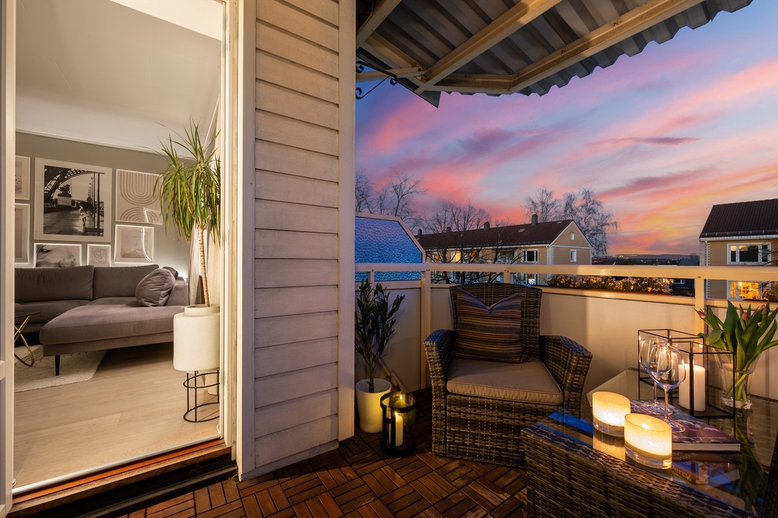 Balkongen er en hyggelig oase også på kveldstid. Galleribilde