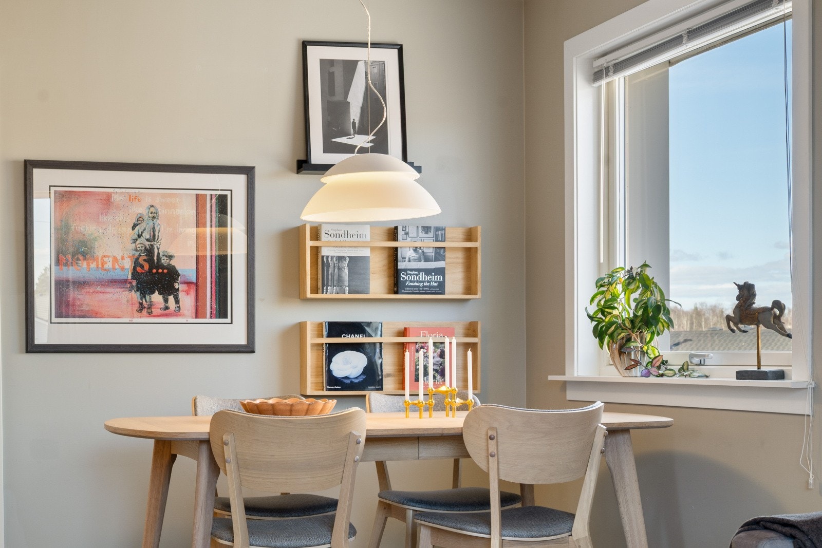 Romhøyden på cirka 2,45 meter bidrar til en luftig atmosfære. Galleribilde