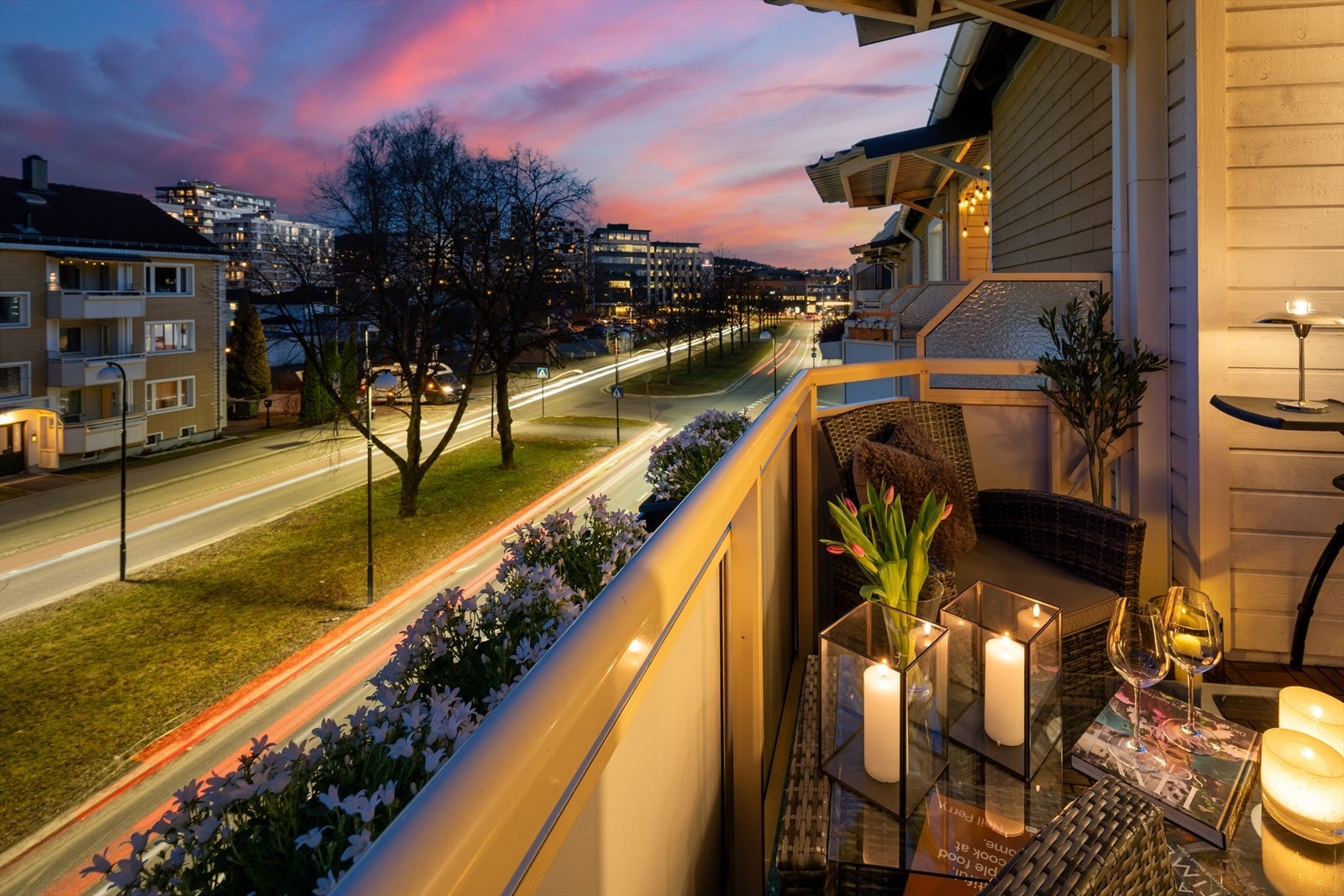 Utsikt over gatelivet fra din egen private balkong. Galleribilde