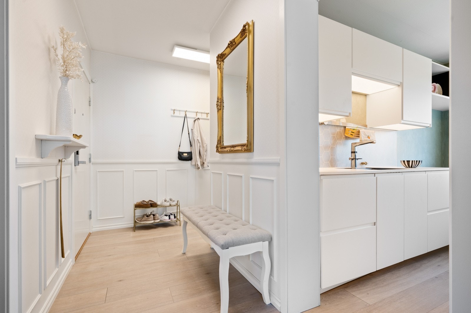 Den åpne gangen gir et godt førsteinntrykk av leiligheten. Galleribilde