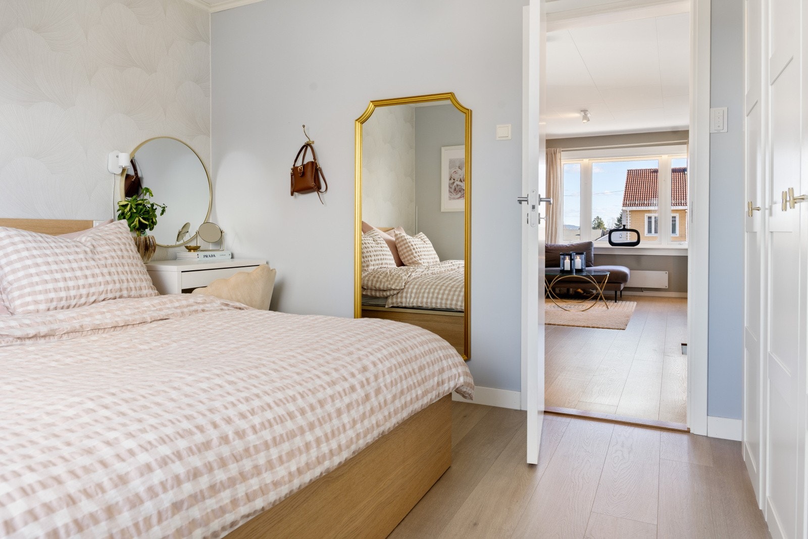 Rommet har en rolig og behagelig atmosfære, med laminat på gulvet. Galleribilde