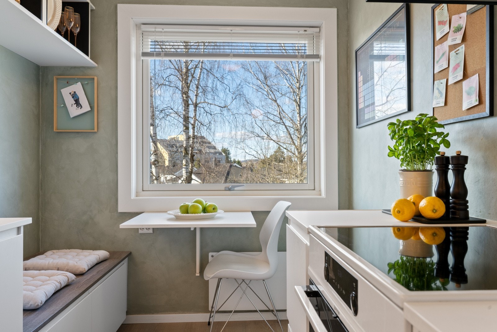 En smart, nedfellbar bordplate gir en praktisk spiseplass på kjøkkenet. Galleribilde