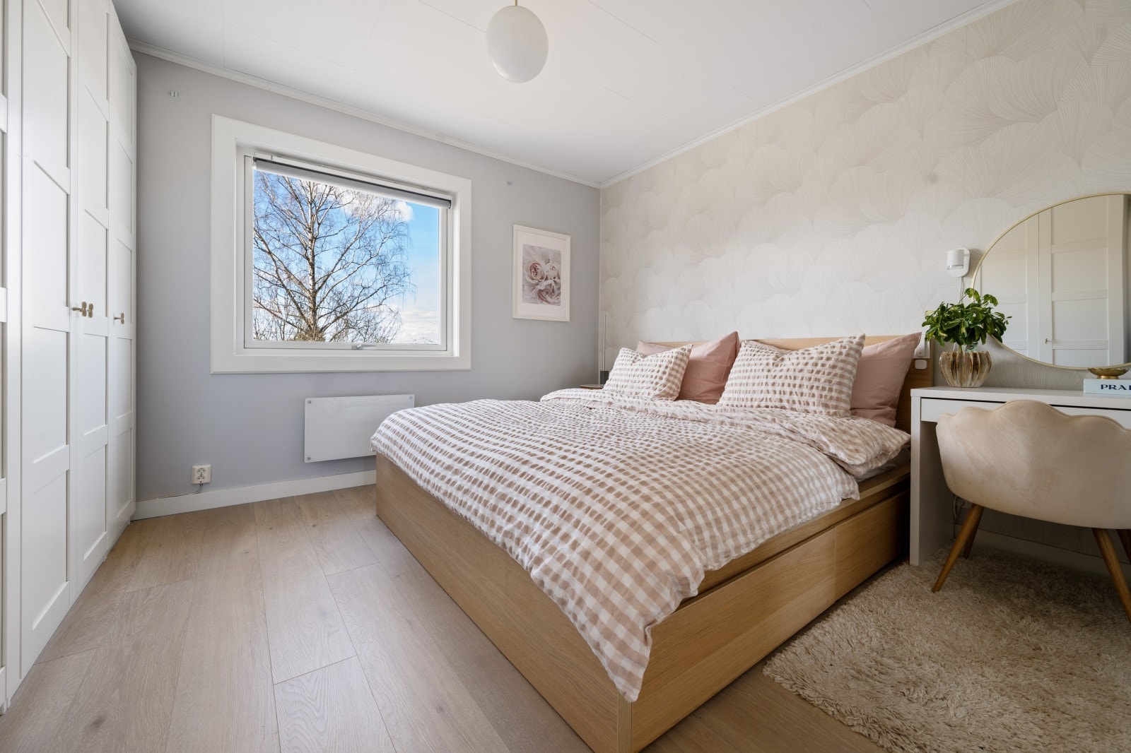 Hovedsoverommet har god plass til dobbeltseng og garderobeskap. Galleribilde