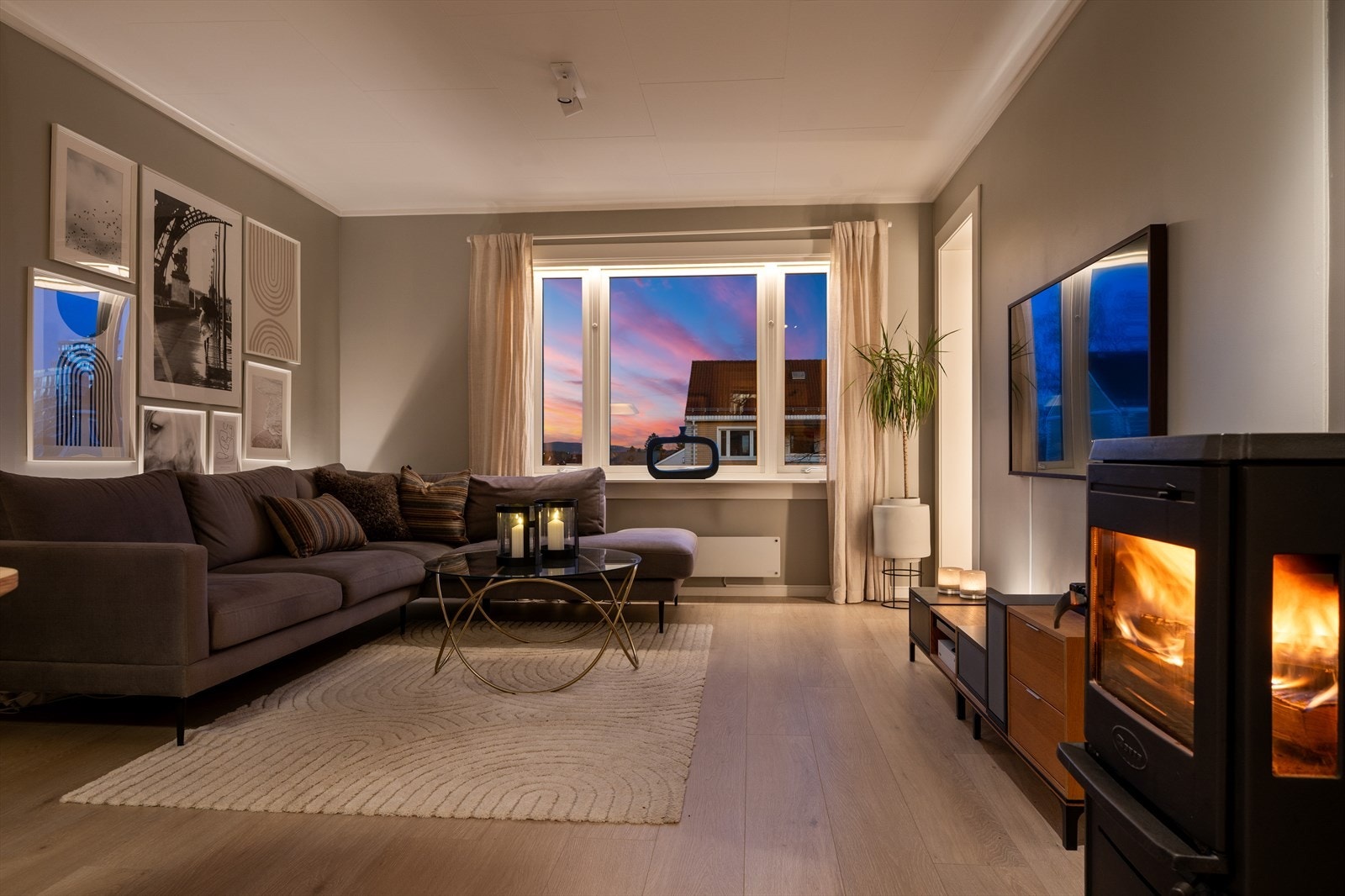 Stemningsfull belysning og varme fra peisovnen. Galleribilde