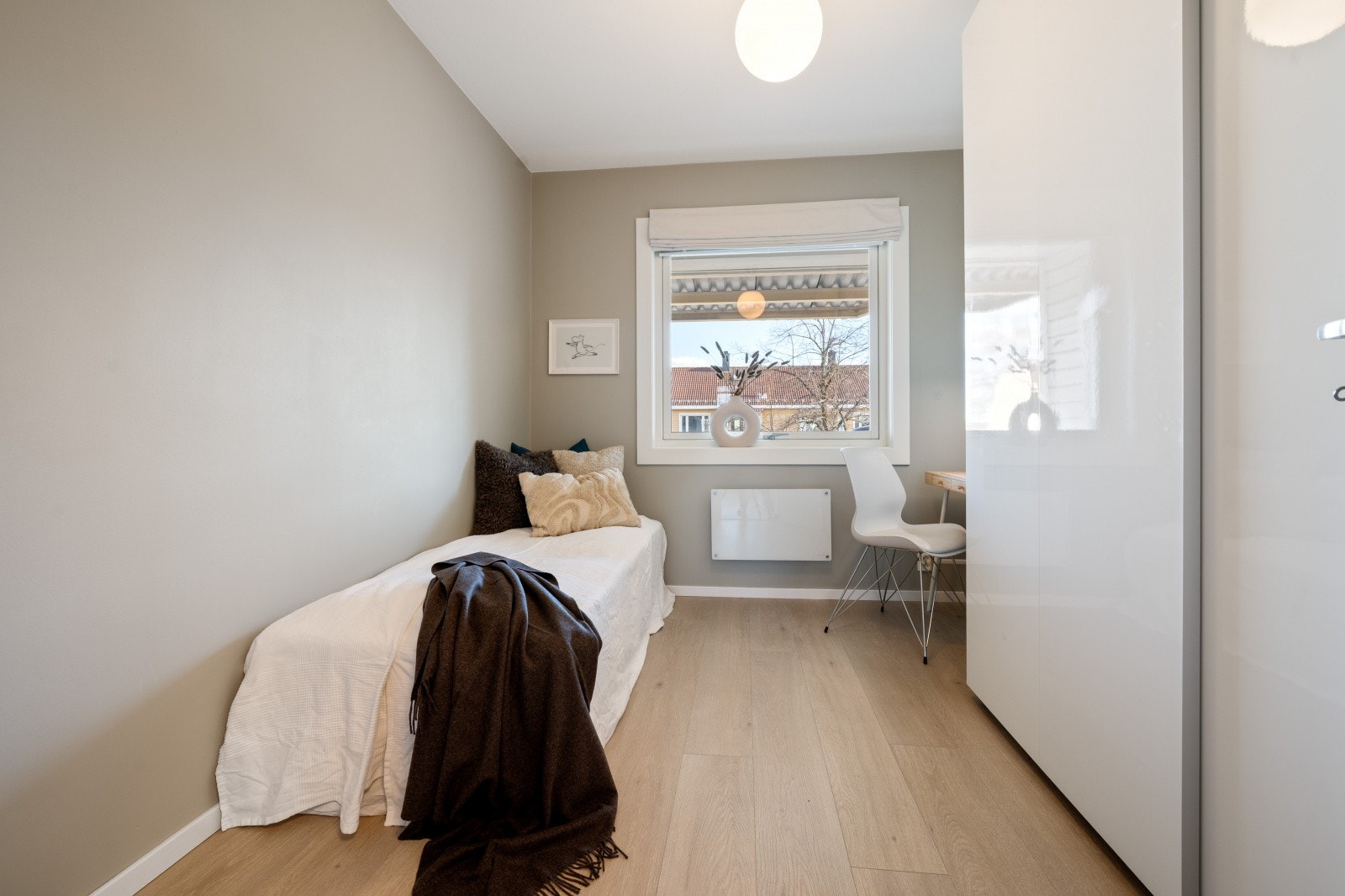 Også her er det laminat på gulvet og oppvarming via panelovn. Galleribilde