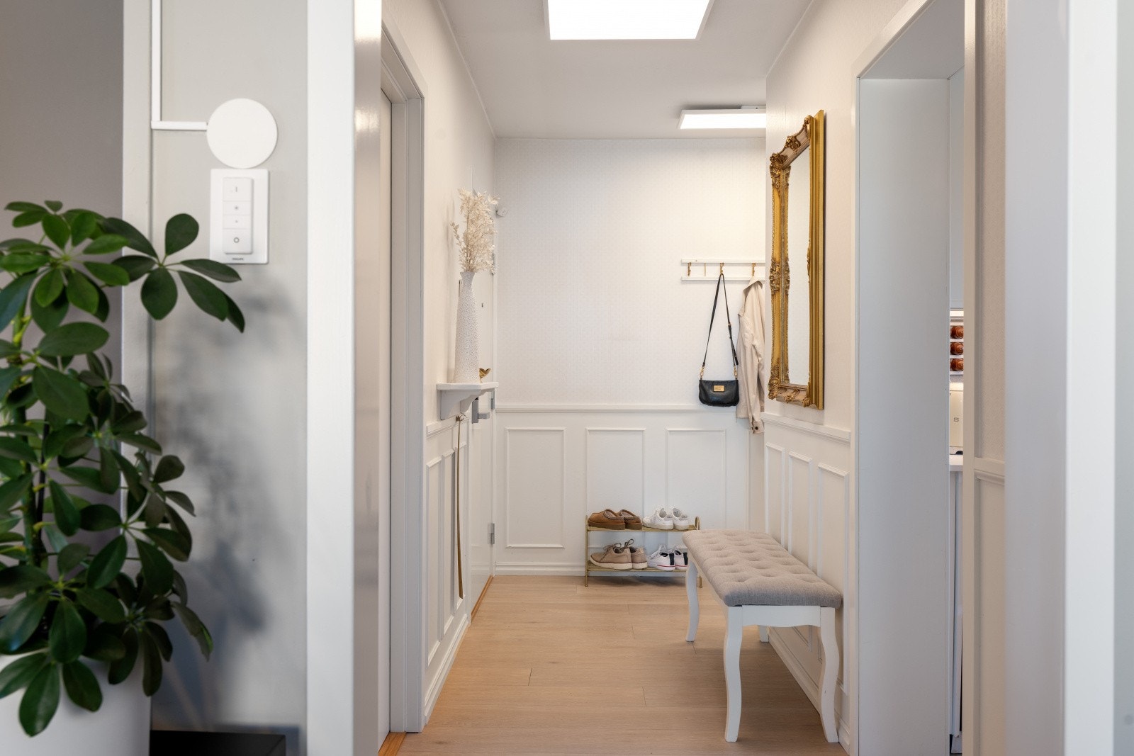 En romslig entré ønsker deg velkommen hjem. Galleribilde