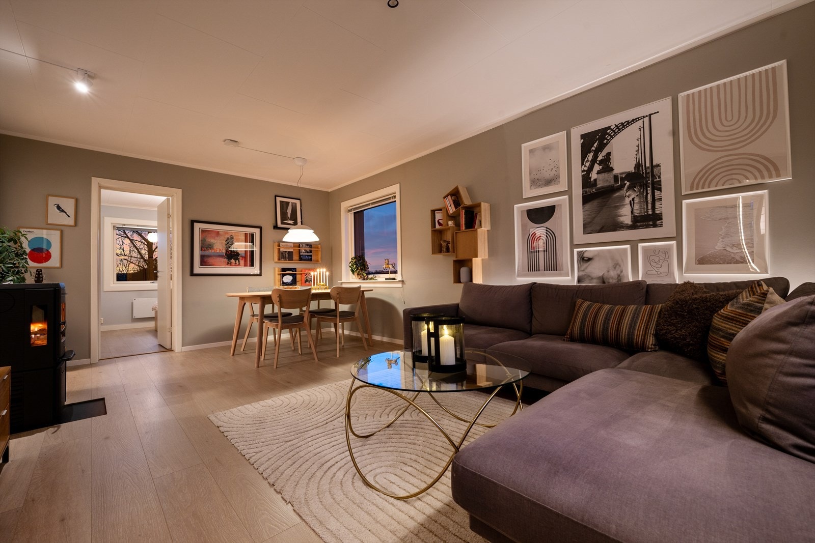 De store vinduene gir en fin kontakt med omgivelsene. Galleribilde