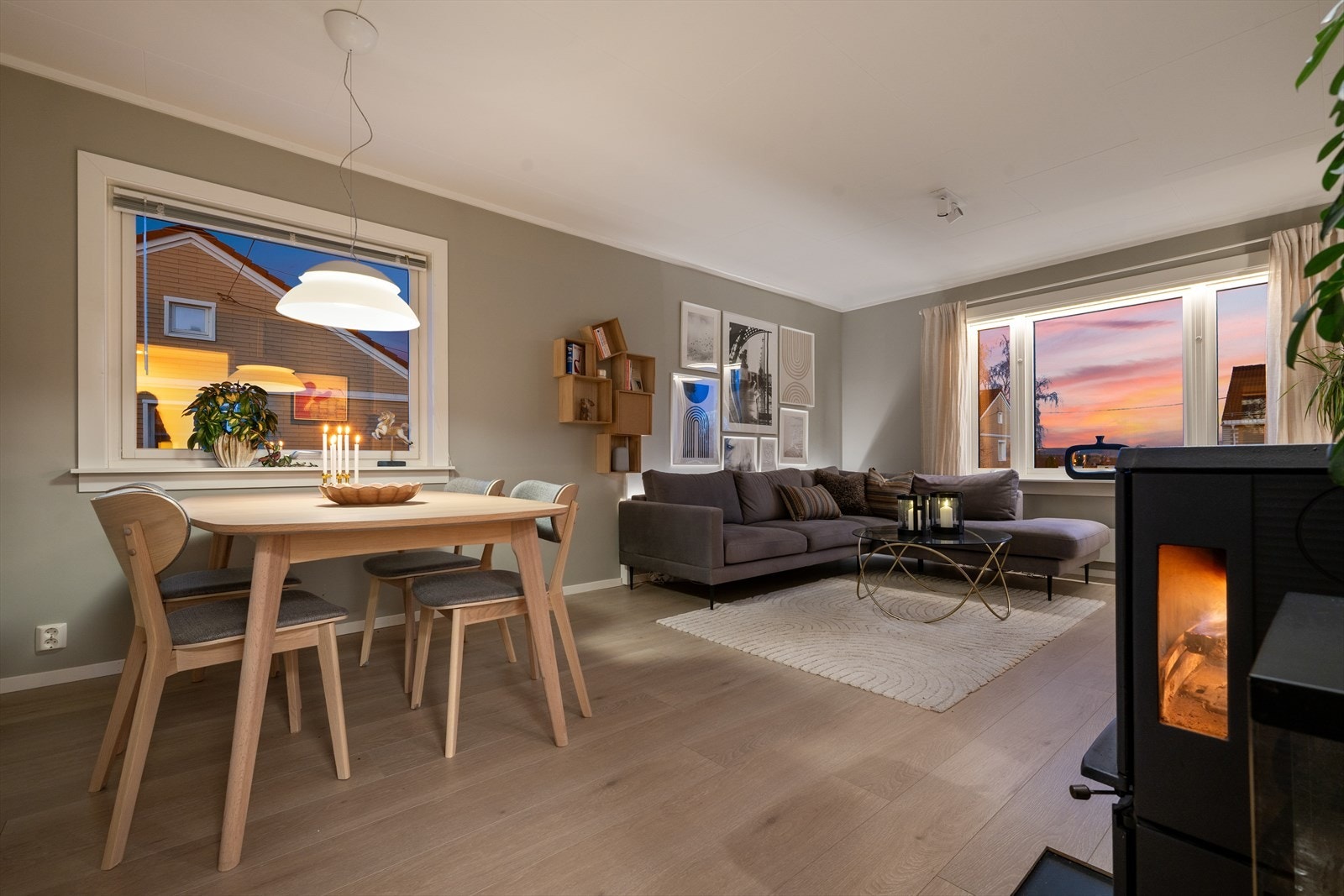 Stuen har en lun og hyggelig atmosfære også på kveldstid. Galleribilde