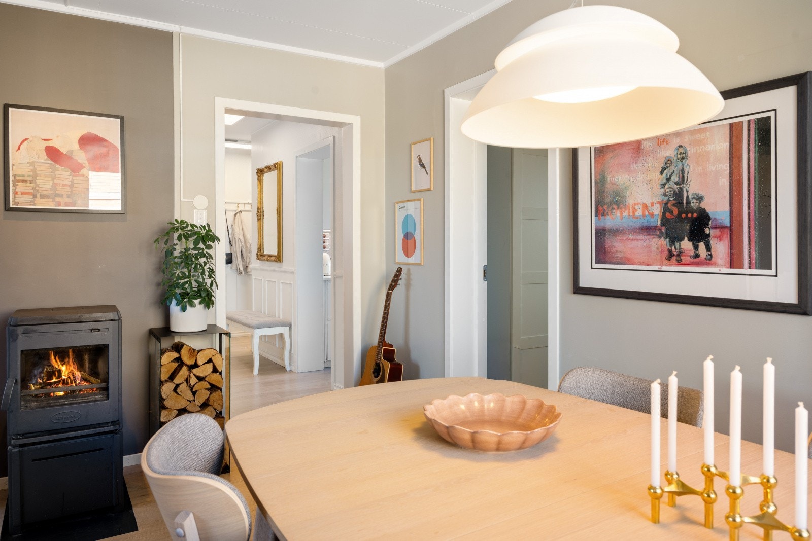 Peisovnen er plassert sentralt i rommet og supplerer oppvarmingen fra panelovner. Galleribilde