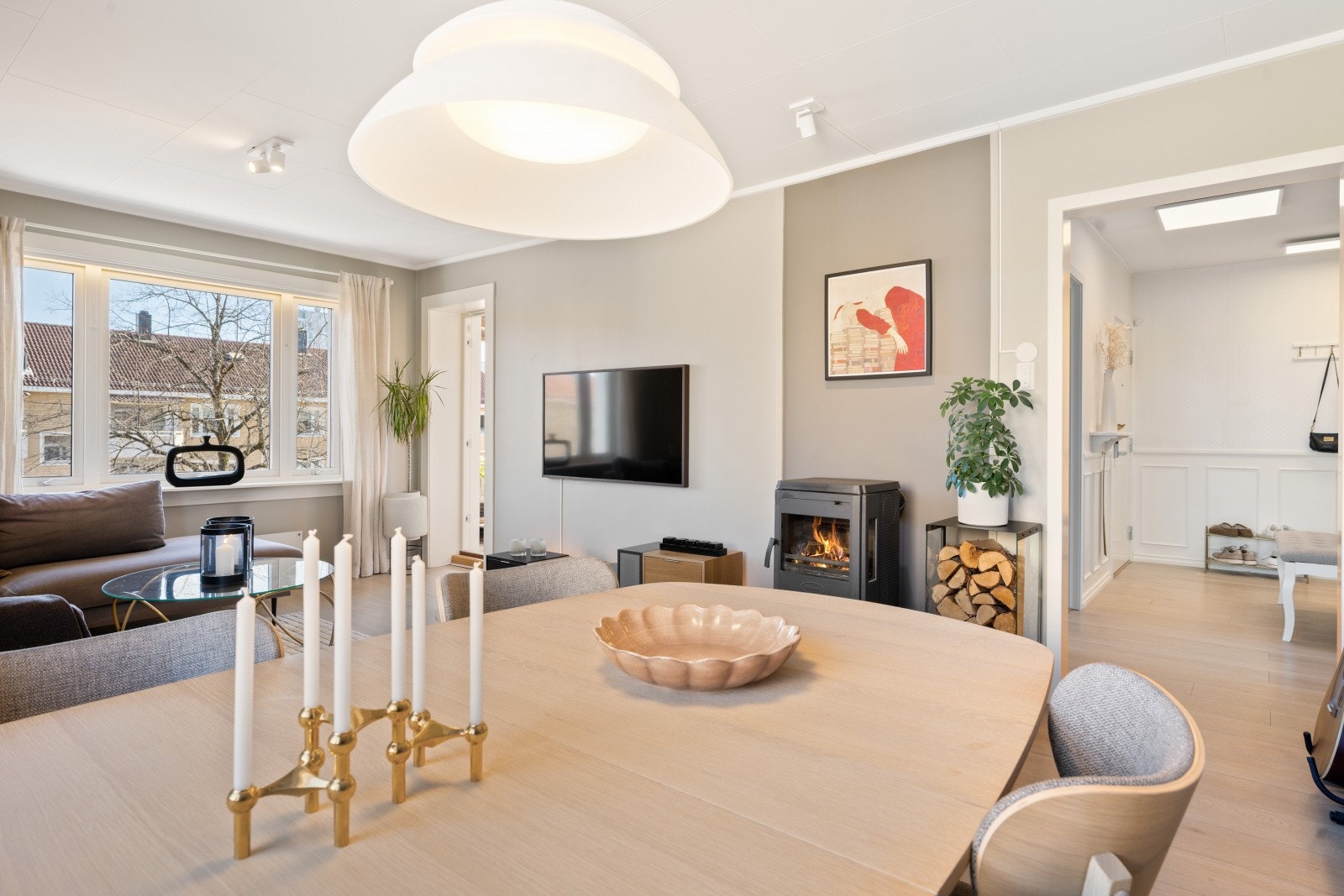 En sosial sone med god plass til både sofagruppe og spisebord. Galleribilde