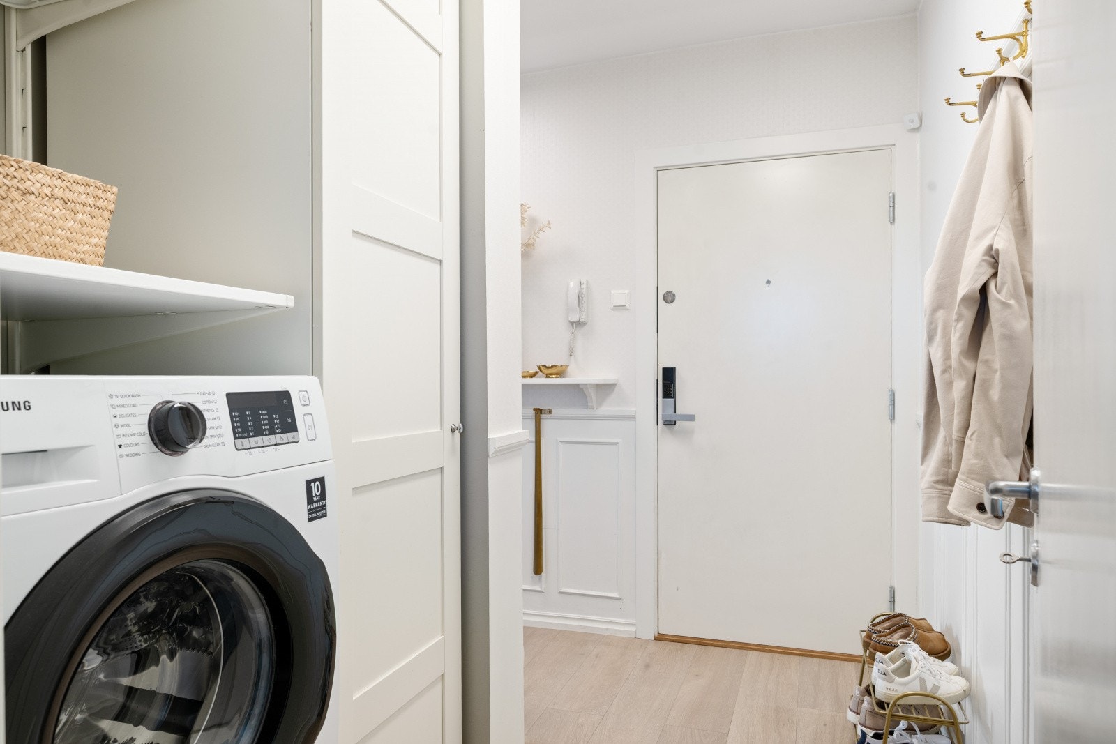 Entréen har en brann- og lydklassifisert dør (B30/35dB) med kodelås, og et praktisk opplegg for vaskemaskin. Galleribilde