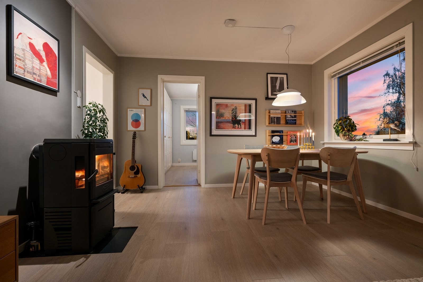 Her kan du nyte kveldene foran peisen. Galleribilde