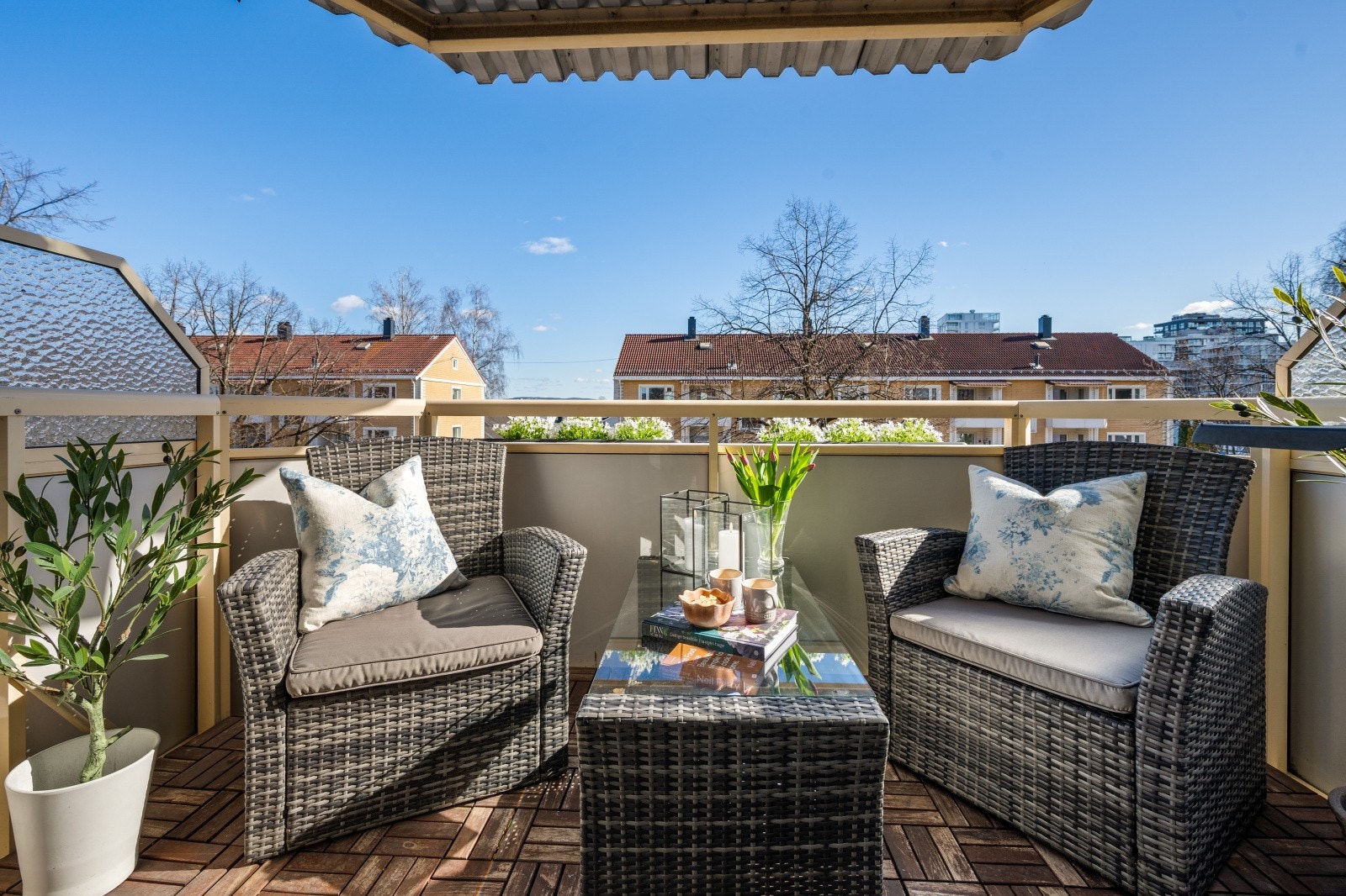 Balkongen har terrassefliser på gulvet og god plass til utemøbler. Galleribilde