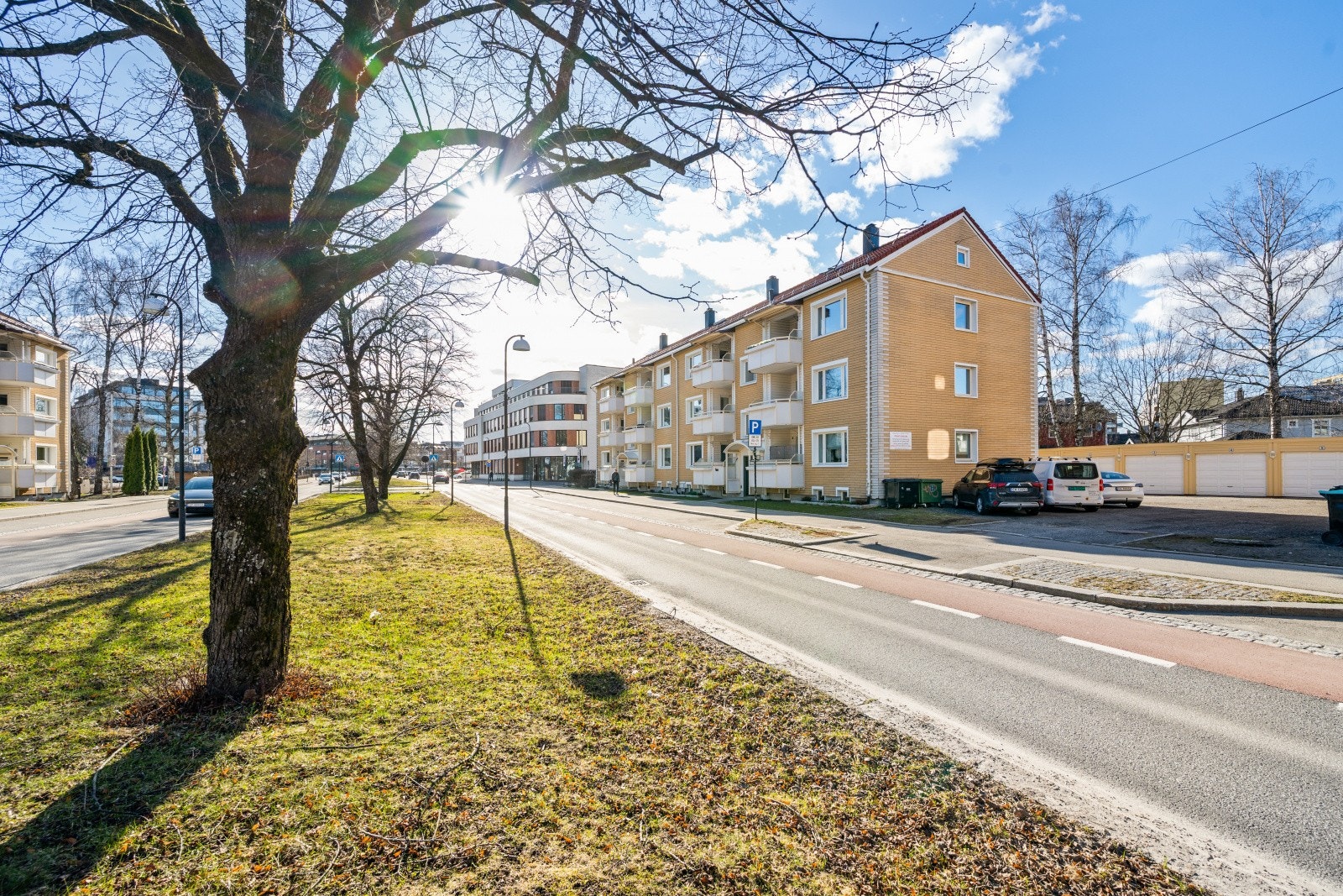 Leiligheten ligger i Alexander Kiellands gate - Lillestrøms paradegate som leder fra sentrum og opp mot Åråsen stadion. Galleribilde
