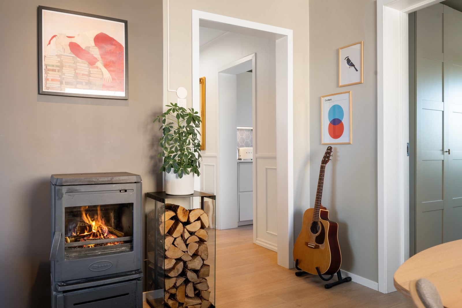 Peisovnen har glassdør og en ildsikker plate i front. Galleribilde