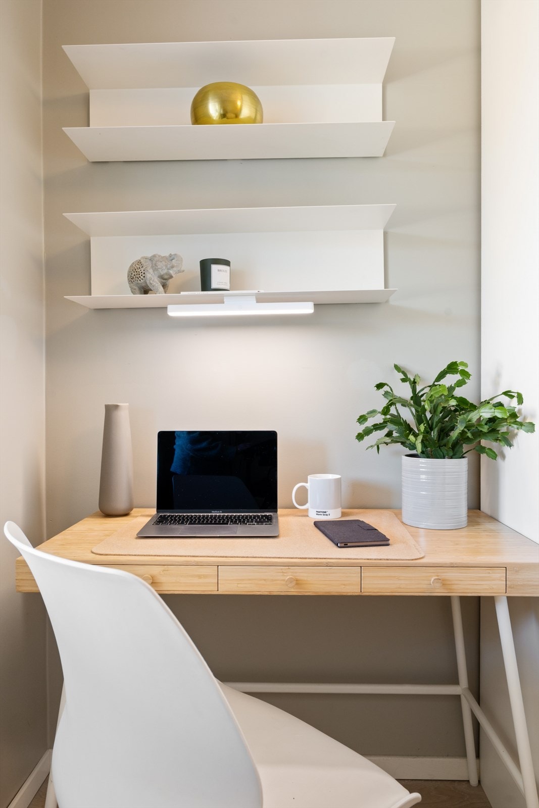 En smart utnyttelse av plassen gir rom for en arbeidsstasjon. Galleribilde