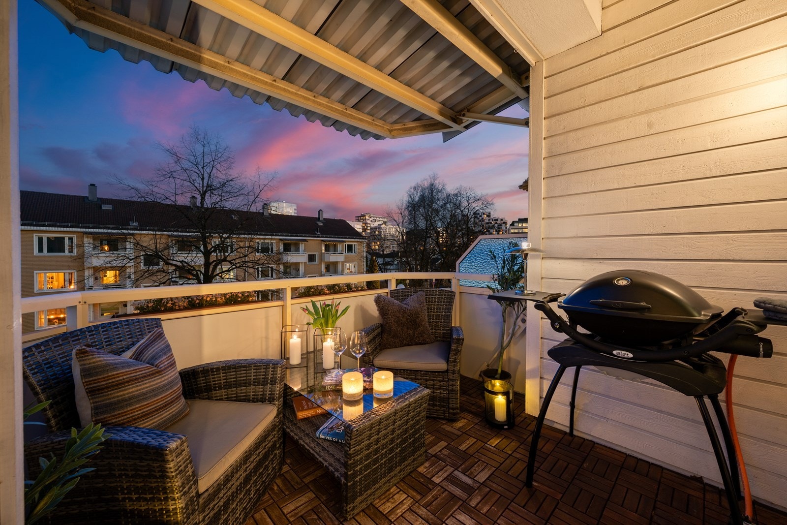 Balkongen er en flott plass for grilling og sosialt samvær. Galleribilde