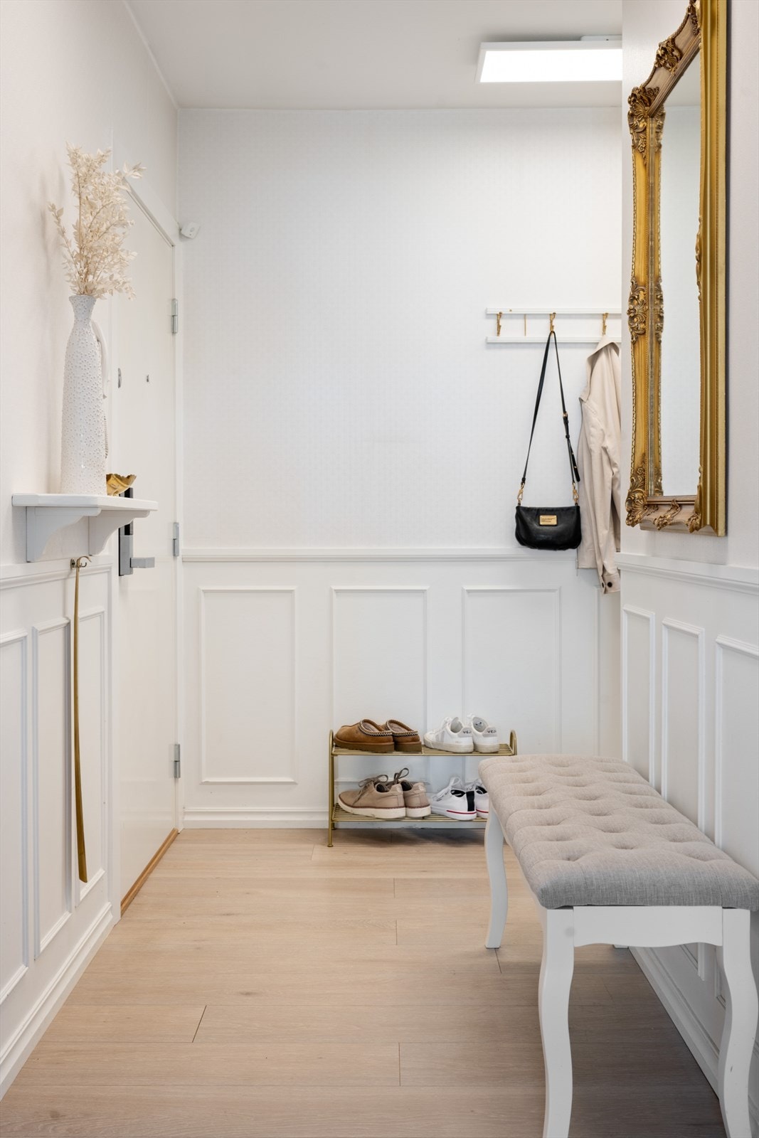 God plass til oppbevaring av yttertøy og sko. Galleribilde