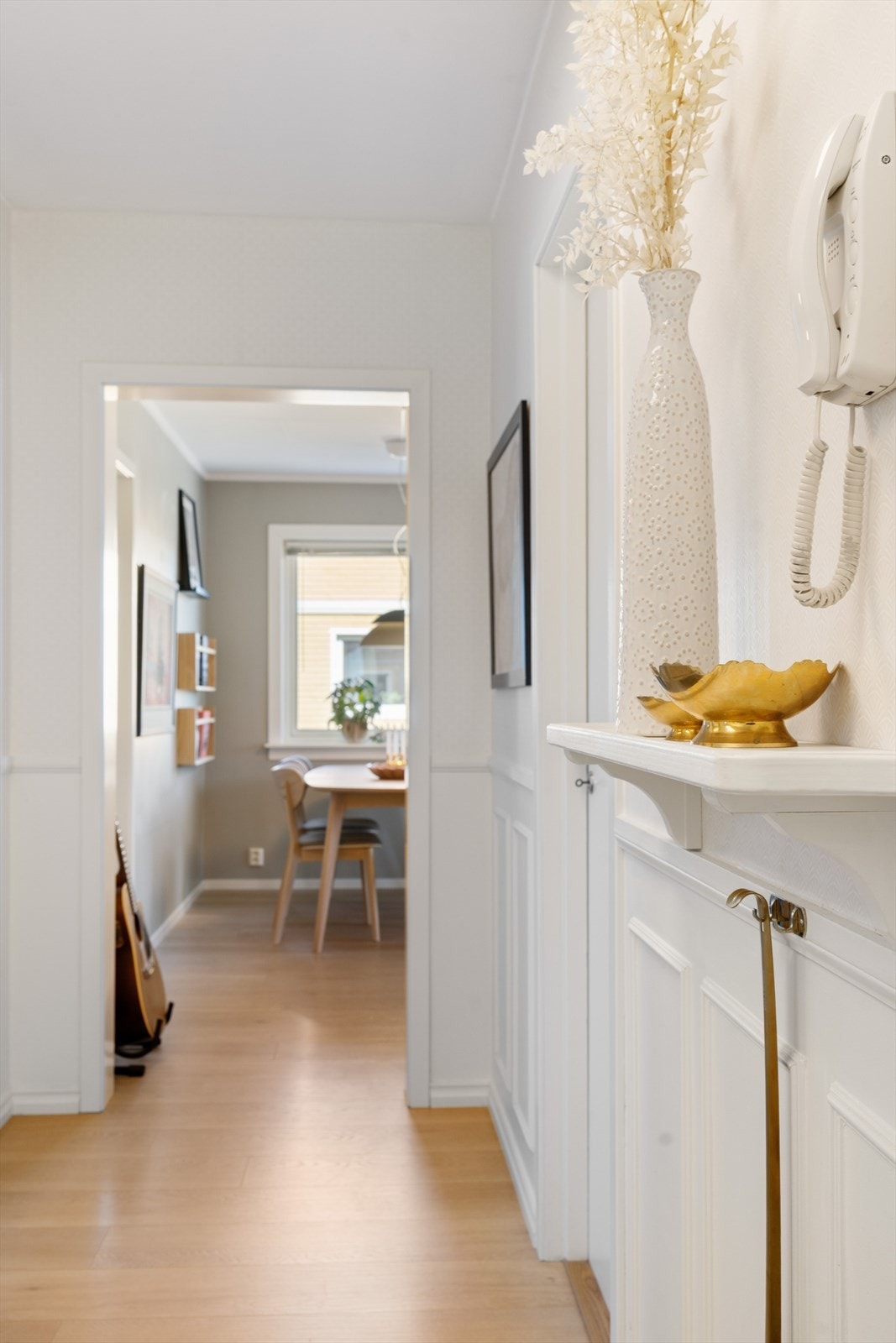 Gjennomtenkte detaljer og en helhetlig stil preger boligen. Galleribilde