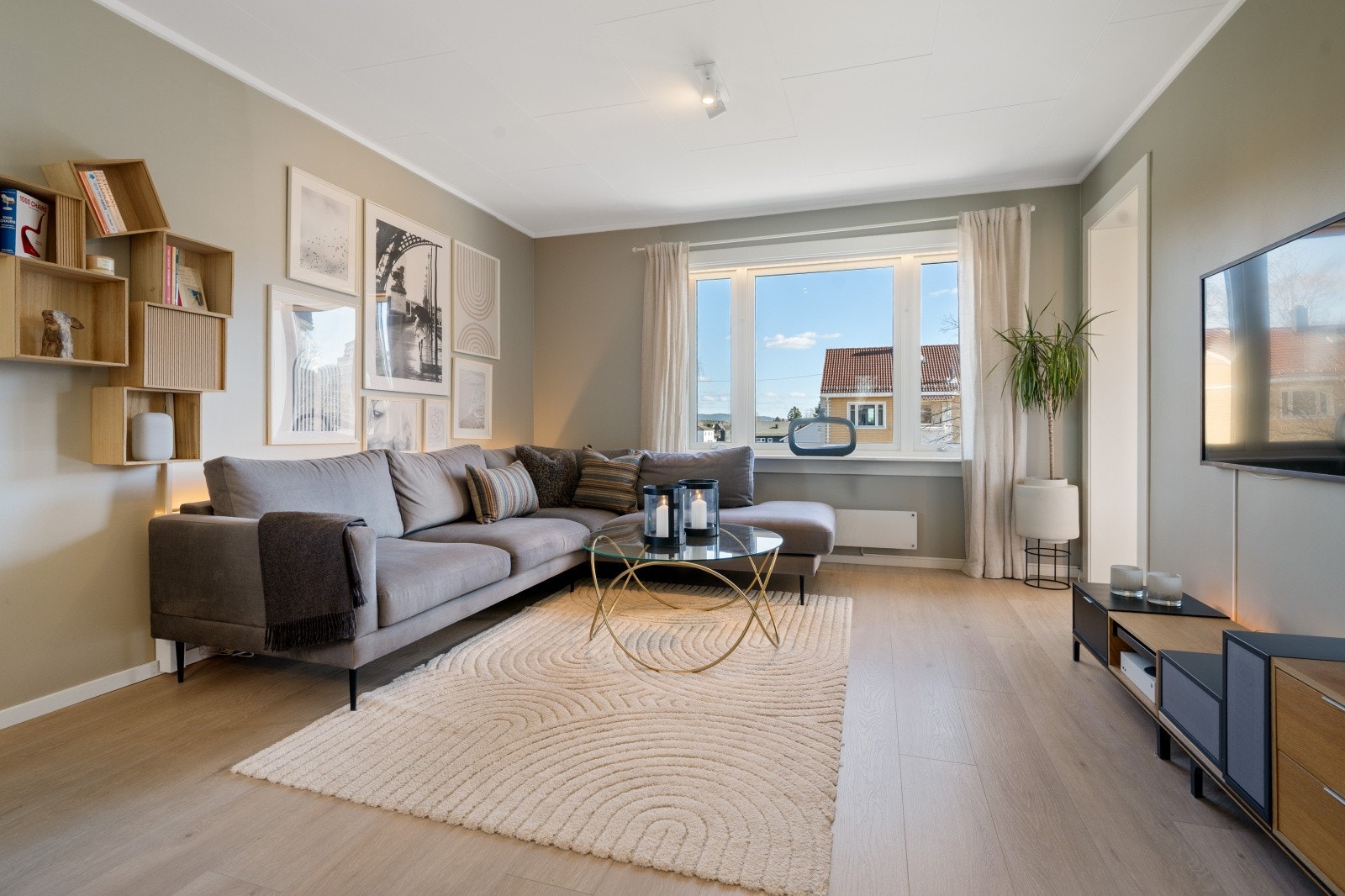 Stuen er romslig og enkel å møblere, med plass til en stor sofagruppe. Galleribilde