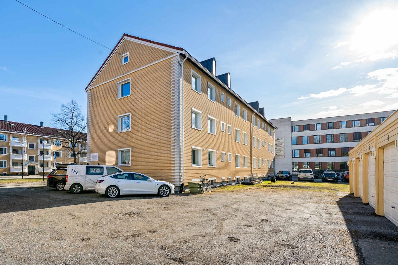 Borettslaget har parkeringsplasser som ble gruset opp i 2013. Galleribilde