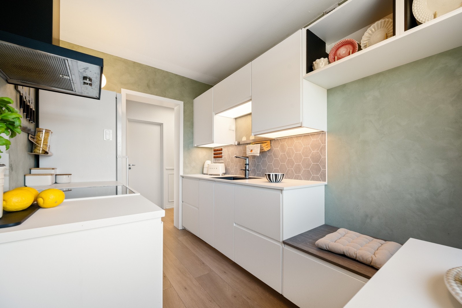 Kjøkkeninnredningen fra Ikea (2020) har glatte fronter og laminatbenkeplate med planlimt kum i kompositt. Galleribilde