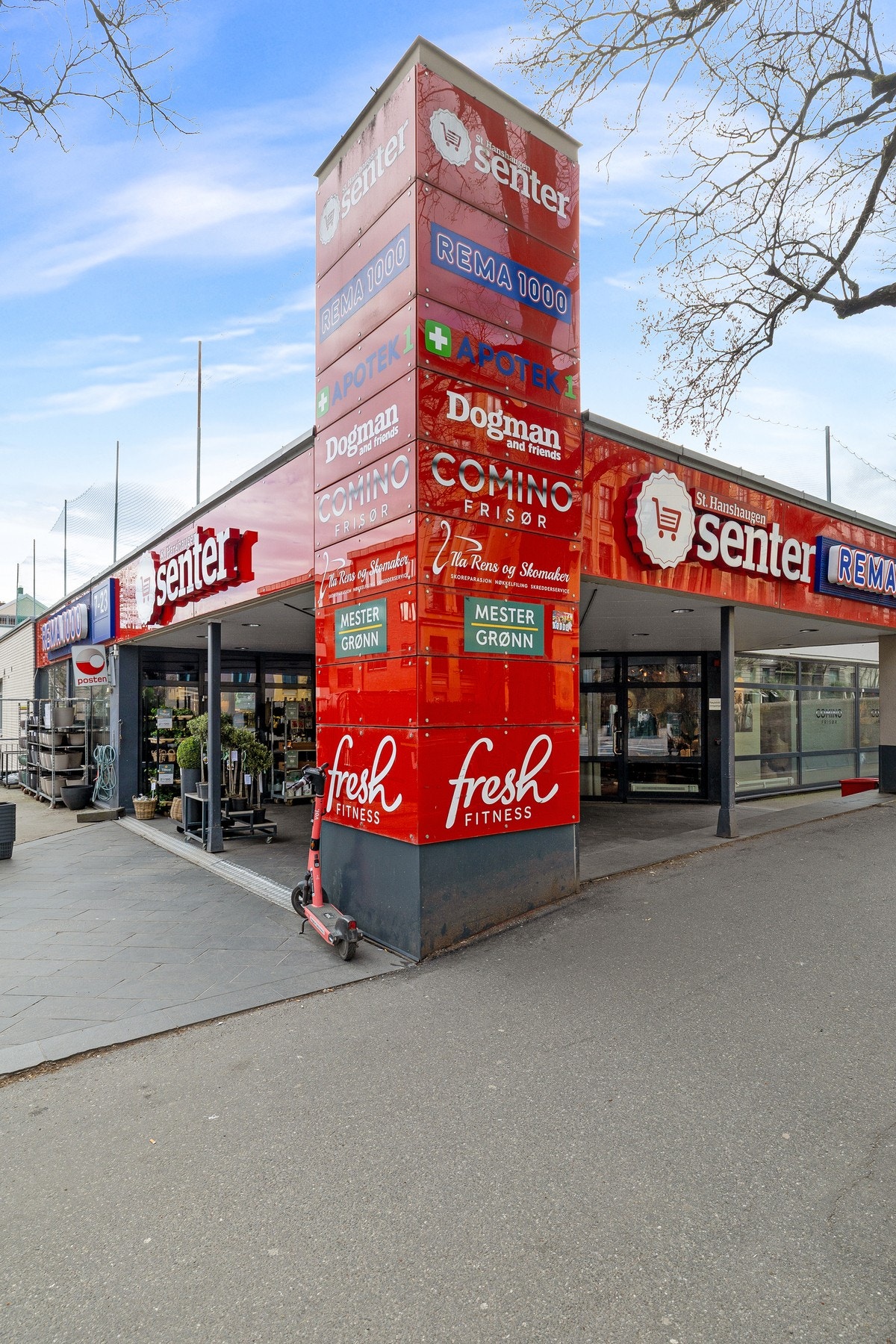 St. Hanshaugen Senter, ditt lokale nærsenter. På St. Hanshaugen Senter finner du en flott matbutikk, prisbelønt frisørsalong, apotek, dyrebutikk, blomster m.m Galleribilde