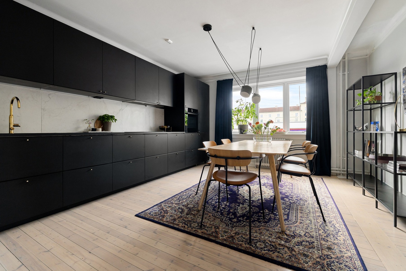 Selger har hatt stor glede av hosting og har fint plass til stort bord med plass til opptil 12-14 personer. Galleribilde