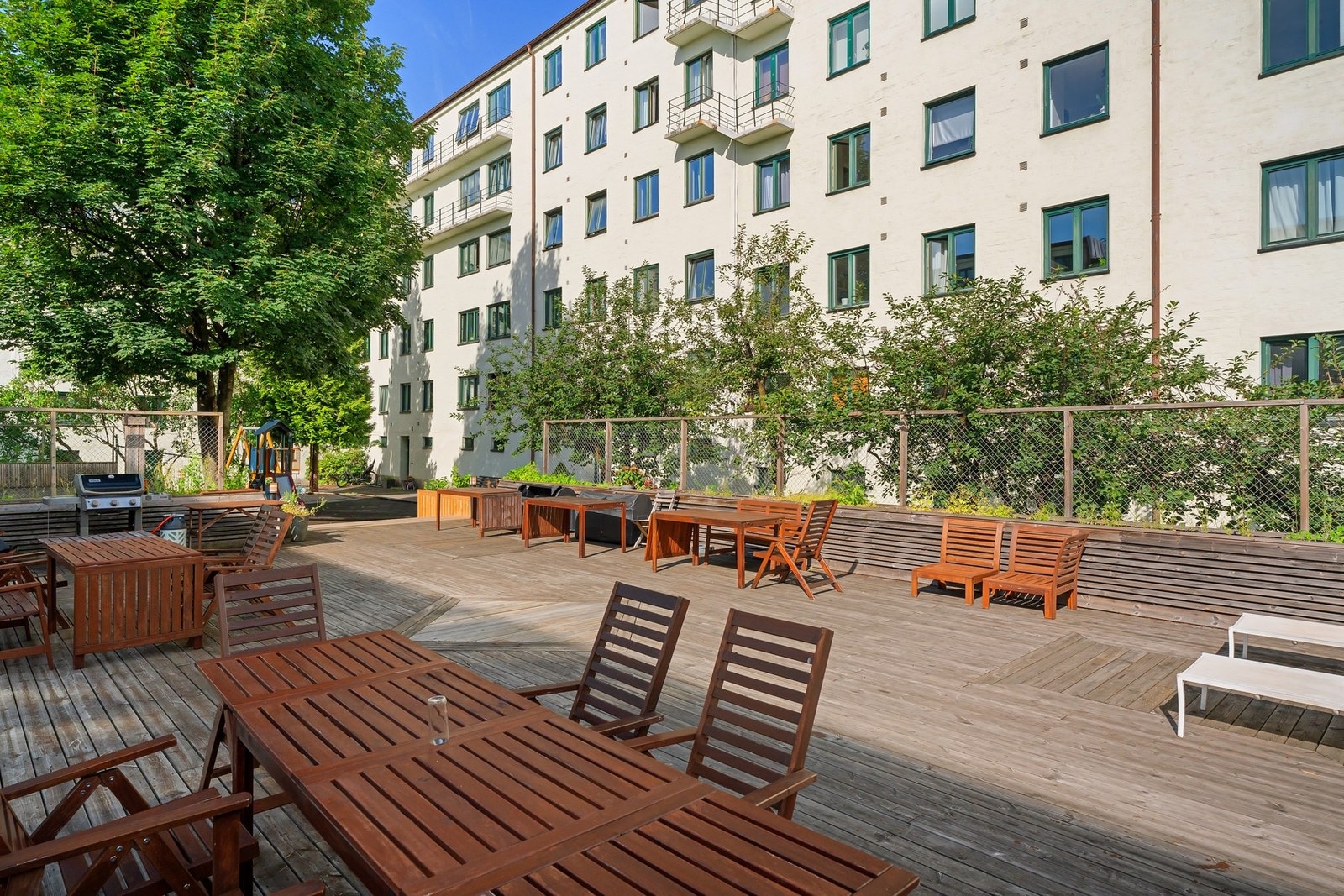 Utendørs kan dere nyte en flott, felles bakgård! Galleribilde