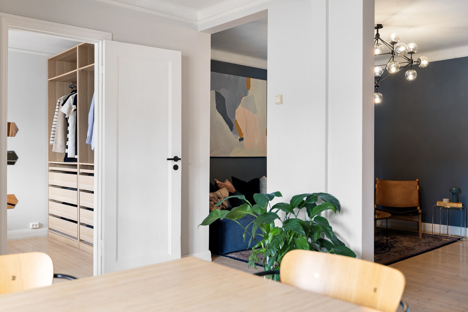 Leiligheten har en gjennomgående planløsning, med store gode rom. Galleribilde